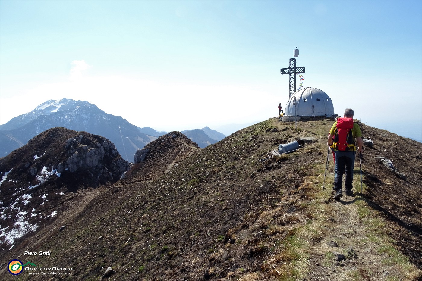 61 In cresta affilata raggiungiamo la croce di vetta e il Bivacco Locatelli(1656 m).JPG